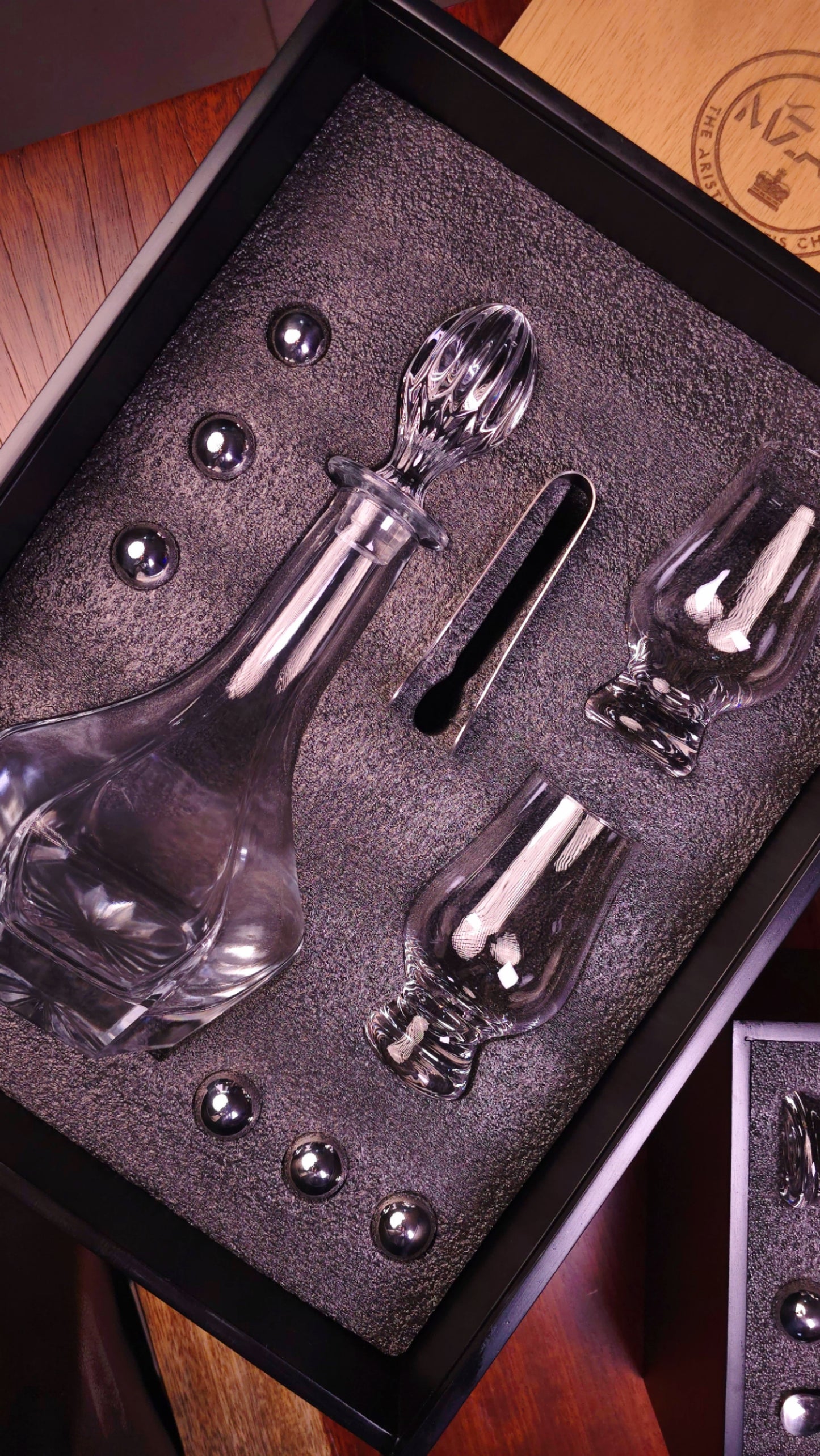Set of Glencairn including a decanter, glasses, stainless steel stones, and tong in a black wooden box.