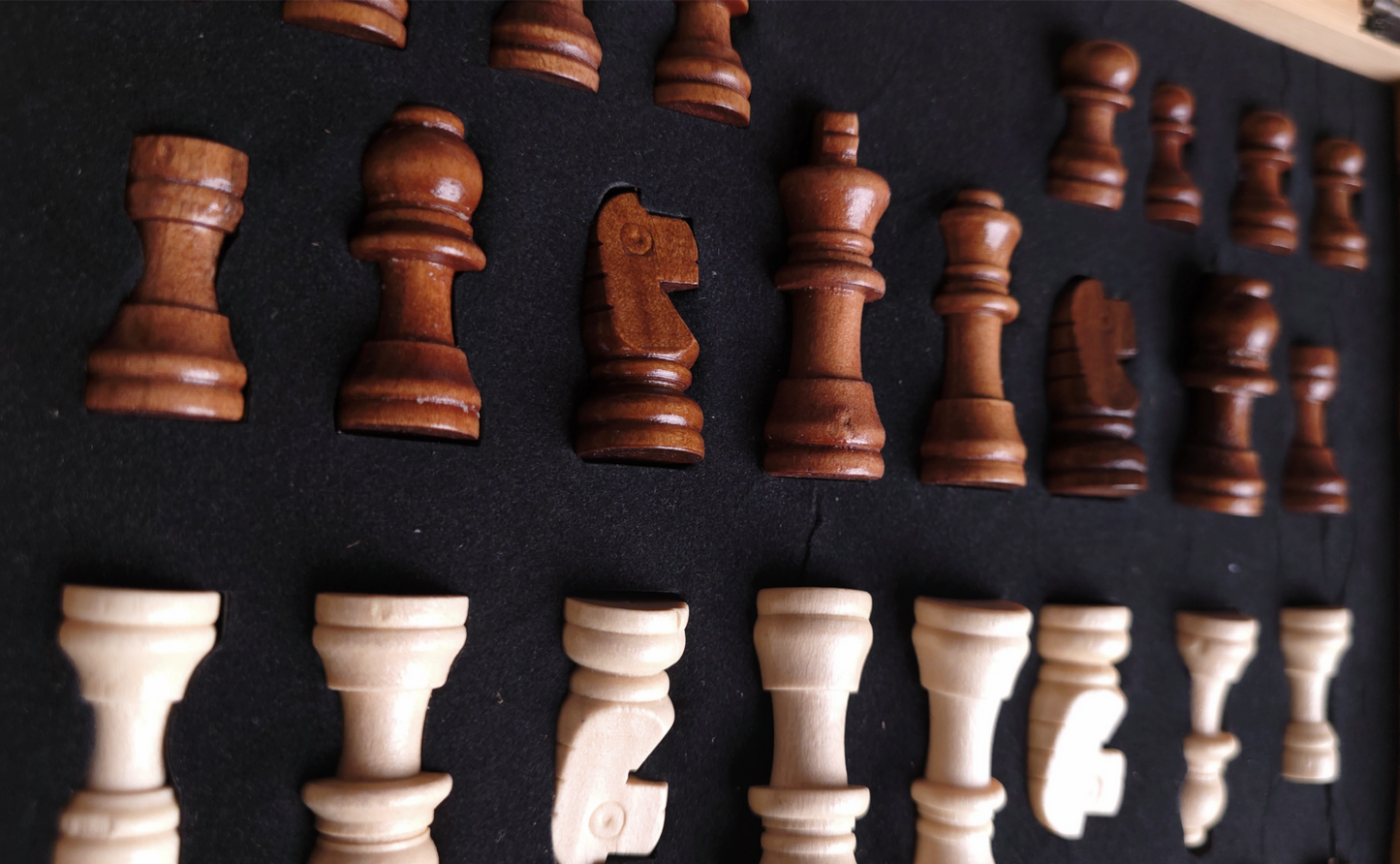 Chesswood Luxe Edition – Wine & Chess Set